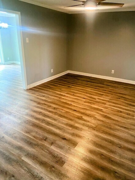 Foto del edificio - 453 Crestmont Cir
