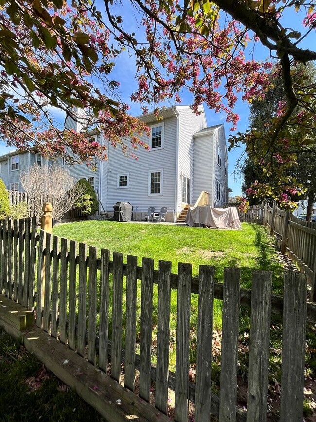 Building Photo - 3 Bd / 2.5 Bth Council Rock Townhome