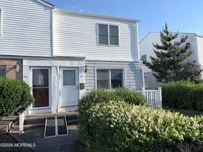 Building Photo - 18 Howland Ave