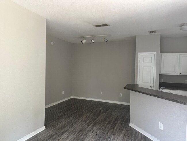 Building Photo - 13703 Richmond Park Dr N