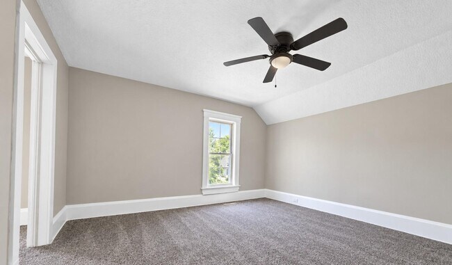 Foto del edificio - 6215 Carpenter Ave