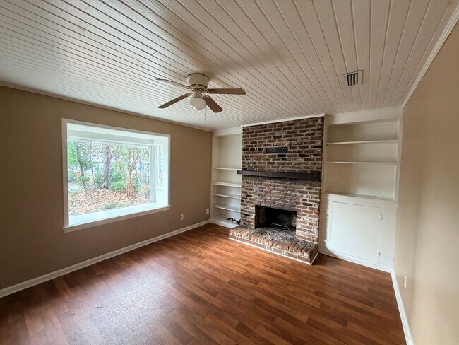 Building Photo - 2BD/1B Duplex off Baytree Road