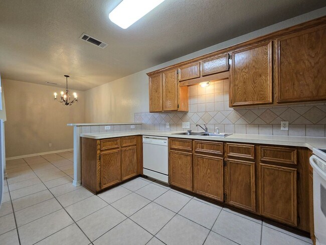 Foto del edificio - 5102 Heather Ln
