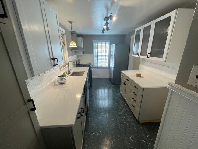 Building Photo - Updated and Spacious Single-Family Home ri...