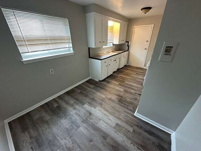 Foto del edificio - HUGE Updated Apartment with hardwood floors