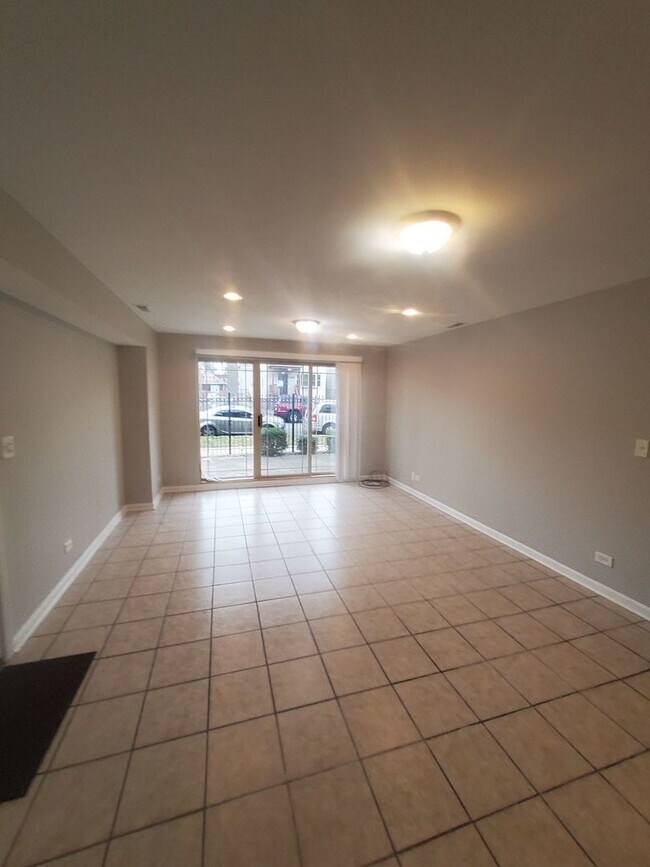 Building Photo - 6344 S Rhodes Ave