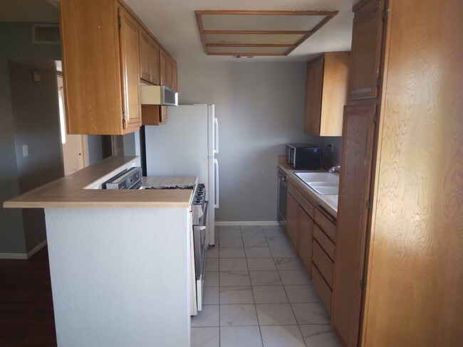 Building Photo - Spacious 1 Bedroom, 1 Bathroom Condominium...