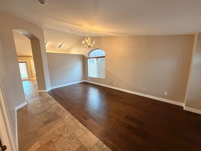 Foto del edificio - 4 Bed / 2 Bath Single Level Gilbert Home with NO Carpet, ALL NEW PAINT & 3 Car Garage!!