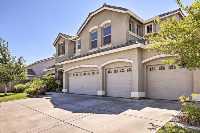 Foto del edificio - BEAUTIFUL ROCKLIN HOME WITH 5 BEDROOMS, 4....