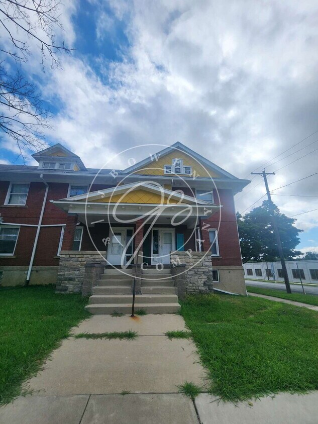 Foto principal - 2 bed 2 story townhouse! Individual baseme...
