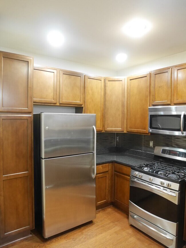 Foto del edificio - Spacious 1-Bedroom Condo Close to Everythi...