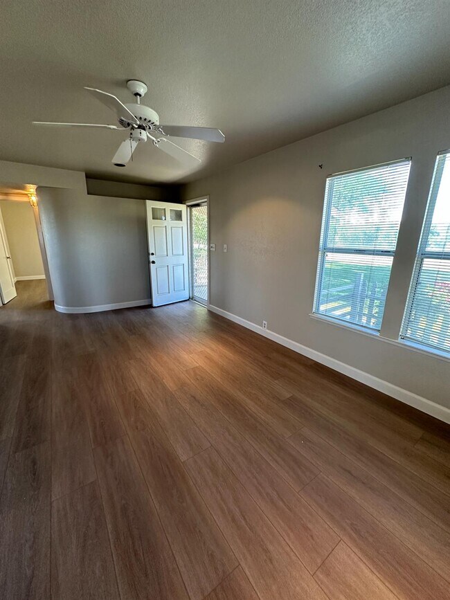 Foto del edificio - 3083 E Rose Ave