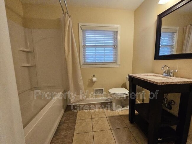 Building Photo - 104 S Orchard Dr