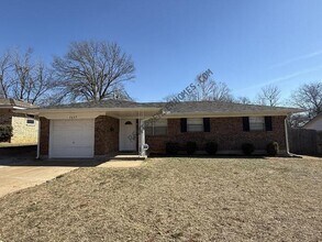 Building Photo - 2609 Wyandotte Way