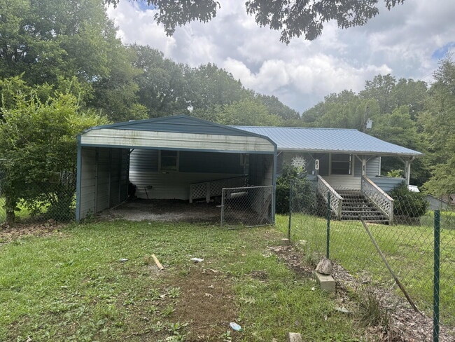 Foto del edificio - 2 Bed 1 Bath with Bonus Storage space & Large yard