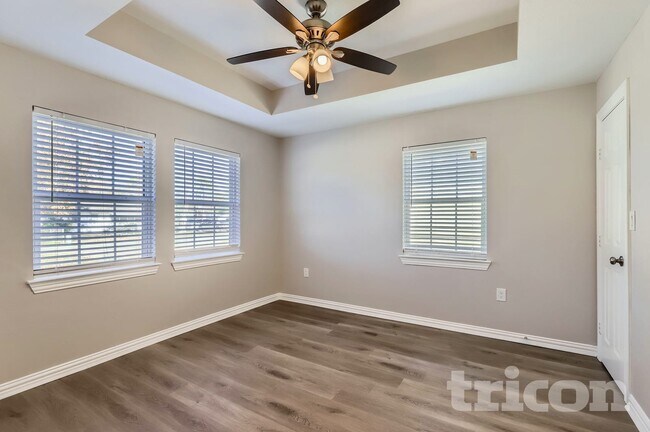 Building Photo - 4614 W Lake Highlands Dr