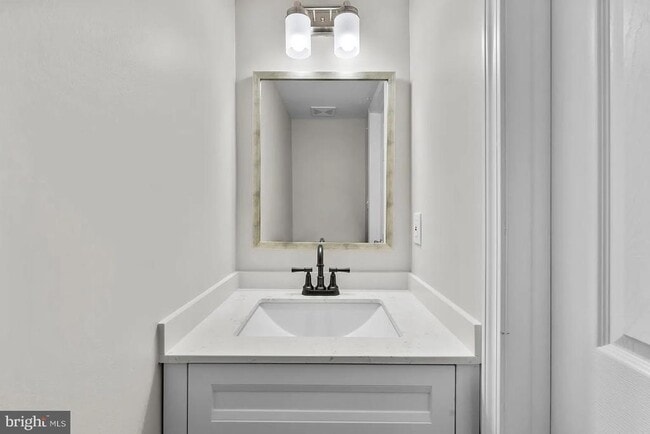 Building Photo - 8529 Englewood Ct