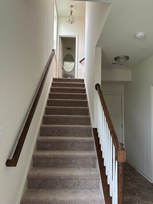 Building Photo - End unit townhome in Darley Green!
