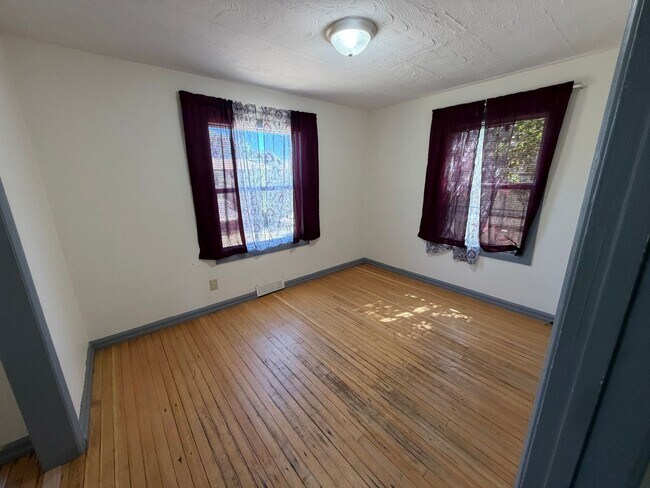 Foto del edificio - Prime Location 5 Bed, 2 Bath House