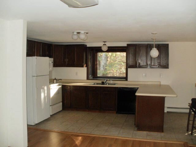 Foto del edificio - Spacious 3–4 Bedroom Home on Wooded Lot wi...