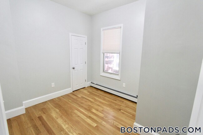 Building Photo - 460 Saratoga St