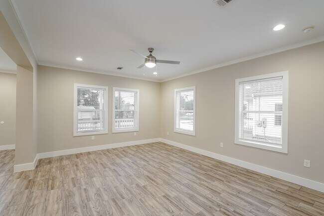 Building Photo - 9330 Crestview Dr