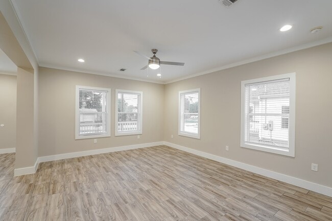 Foto del edificio - 9330 Crestview Dr