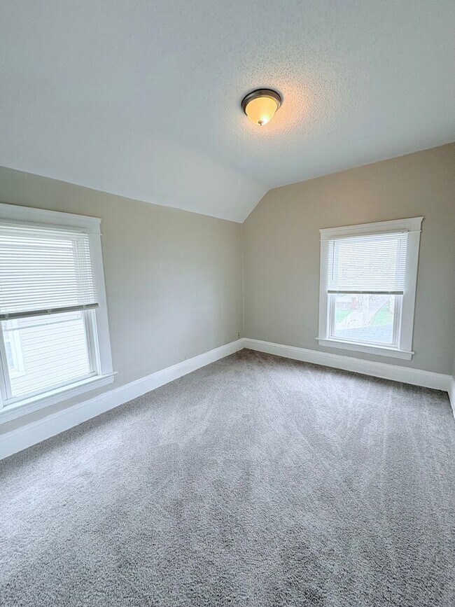 Foto del edificio - Charming 4-bedroom, 1-bathroom home located in the vibrant city of Cleveland