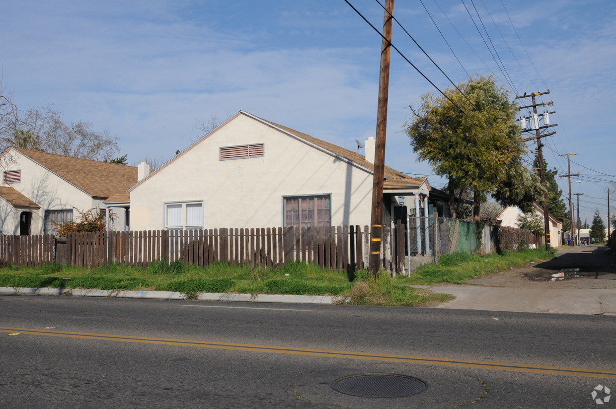 Building Photo - 628 N Fresno St