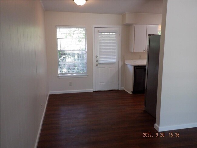 Building Photo - 5002 Suburban Dr