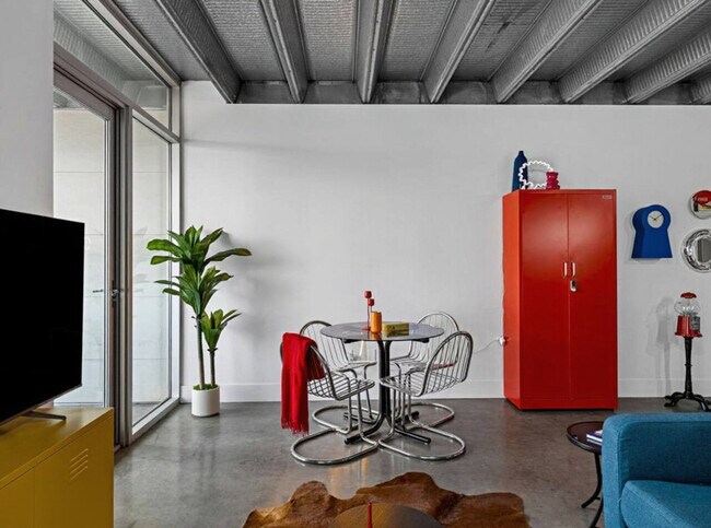 Photo du bâtiment - 10309-10107 107 St NW