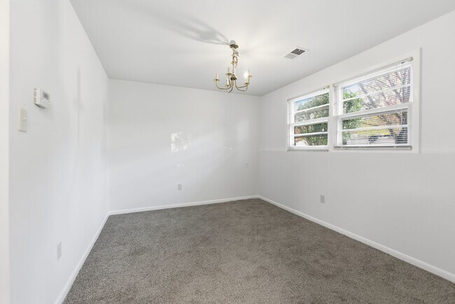 Foto del edificio - Charming 3 BR/2.5 BA Single-Family Home in...