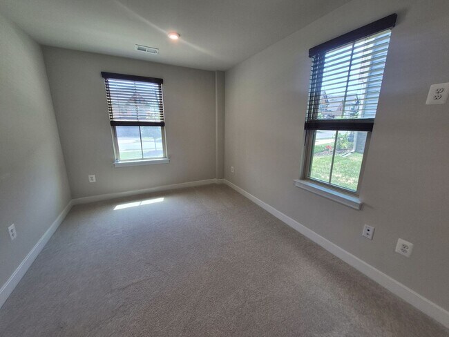 Foto del edificio - BEAUTIFUL END UNIT TOWNHOME IN NEW MARKET