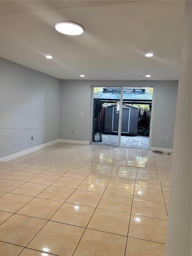 Foto del edificio - 600 NW 107th Ave