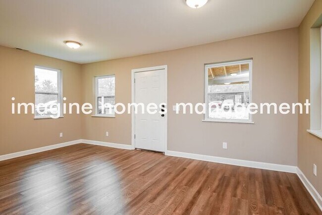 Building Photo - Large 3 Bedroom Single Family Home in Olms...