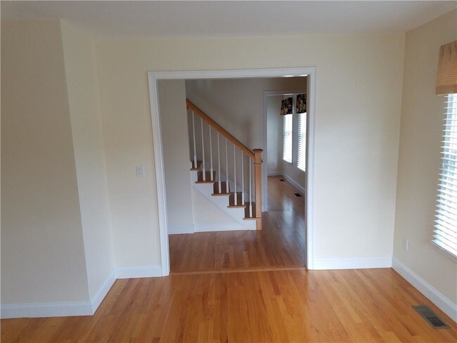 Building Photo - 16 Paddock Ln