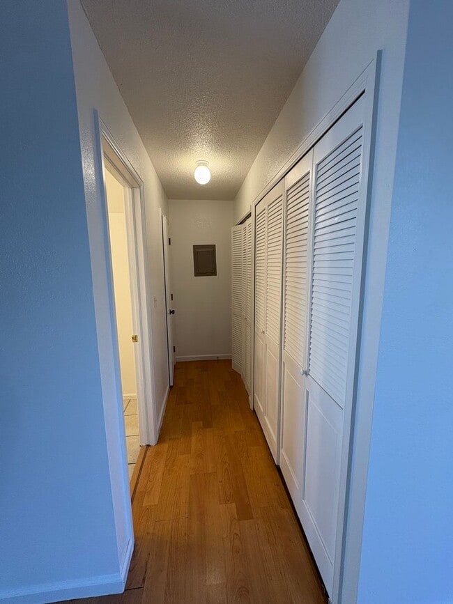 Building Photo - Updated 3 Bedroom 2.5 Bath Townhome