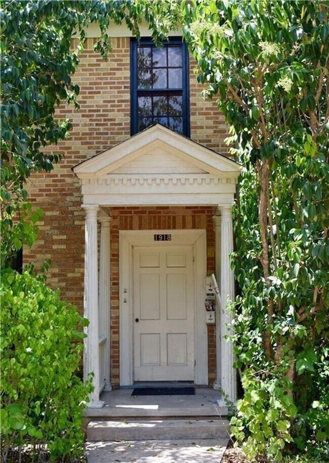 Building Photo - 1918 Robbins Pl