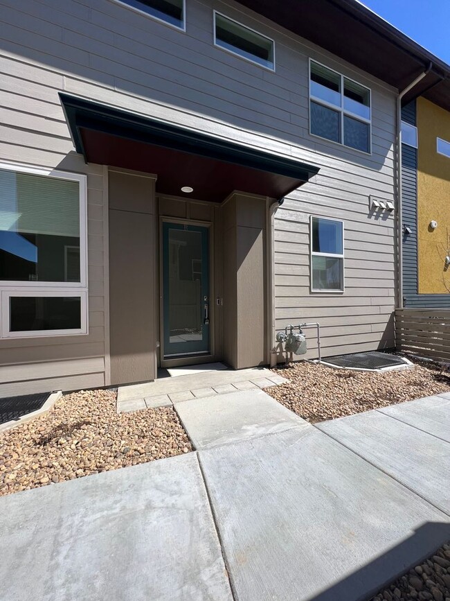Building Photo - Modern 3B/4B Condo- Available July 5!