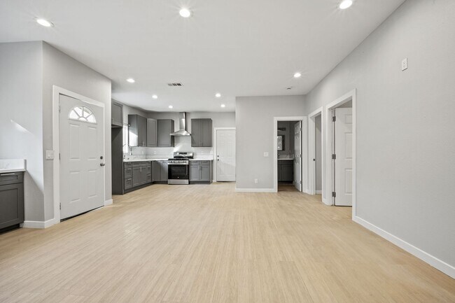 Foto del edificio - Showing Times: to schedule a viewing, please contact us