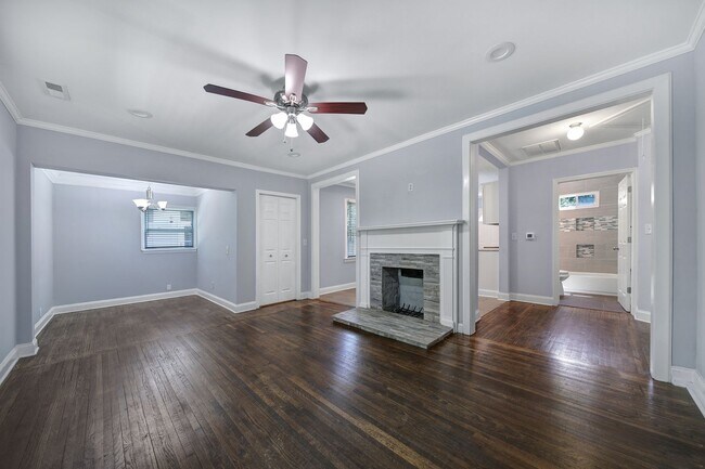 Foto del edificio - Lovely 2 Bed 1 Bath Bungalow Home in Charl...