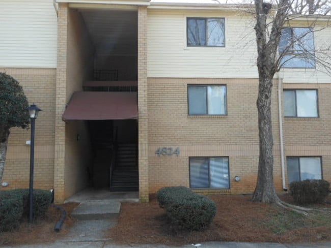 Building Photo - 4824 Spring Lake Dr