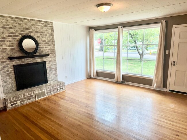 Building Photo - Cute as can be Bungalow