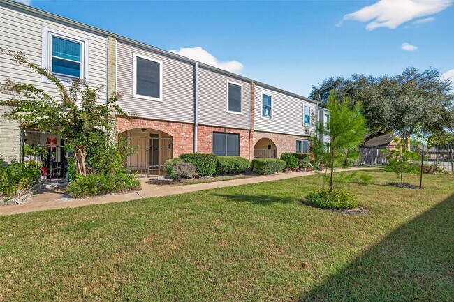 Building Photo - 9022 Wilcrest Dr