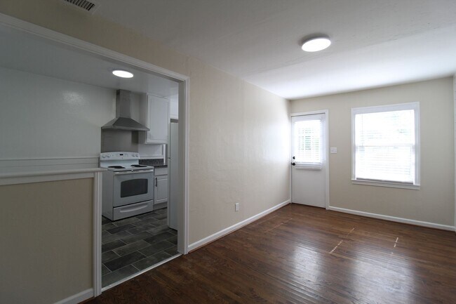 Building Photo - 2 Bedroom 1 Bath Home In Mission