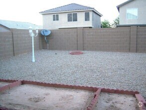 Building Photo - 1056 E Lakeview Dr