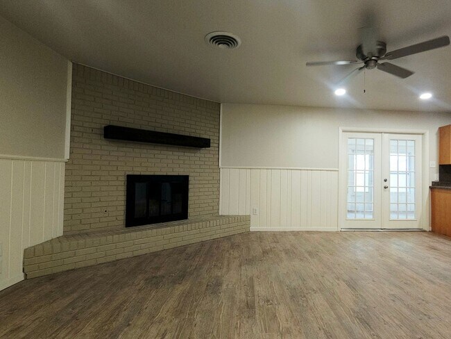 Foto del edificio - Beautiful 3 Bedroom Home With A Huge Bonus...