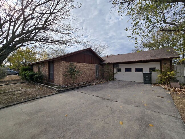 Foto del edificio - PRICE REDUCTION - INGROUND POOL - AVAILABL...