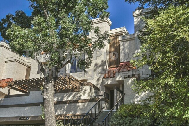 Foto del edificio - Very nice 2 bed / 2.5 bath / 1,185 sqft Walnut Creek Townhouse in desirable Main Chance Estates D...