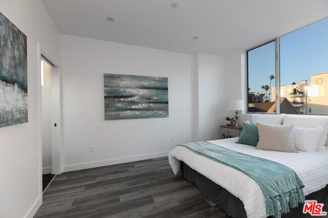 Foto del edificio - 423 1/2 S Wilton Pl